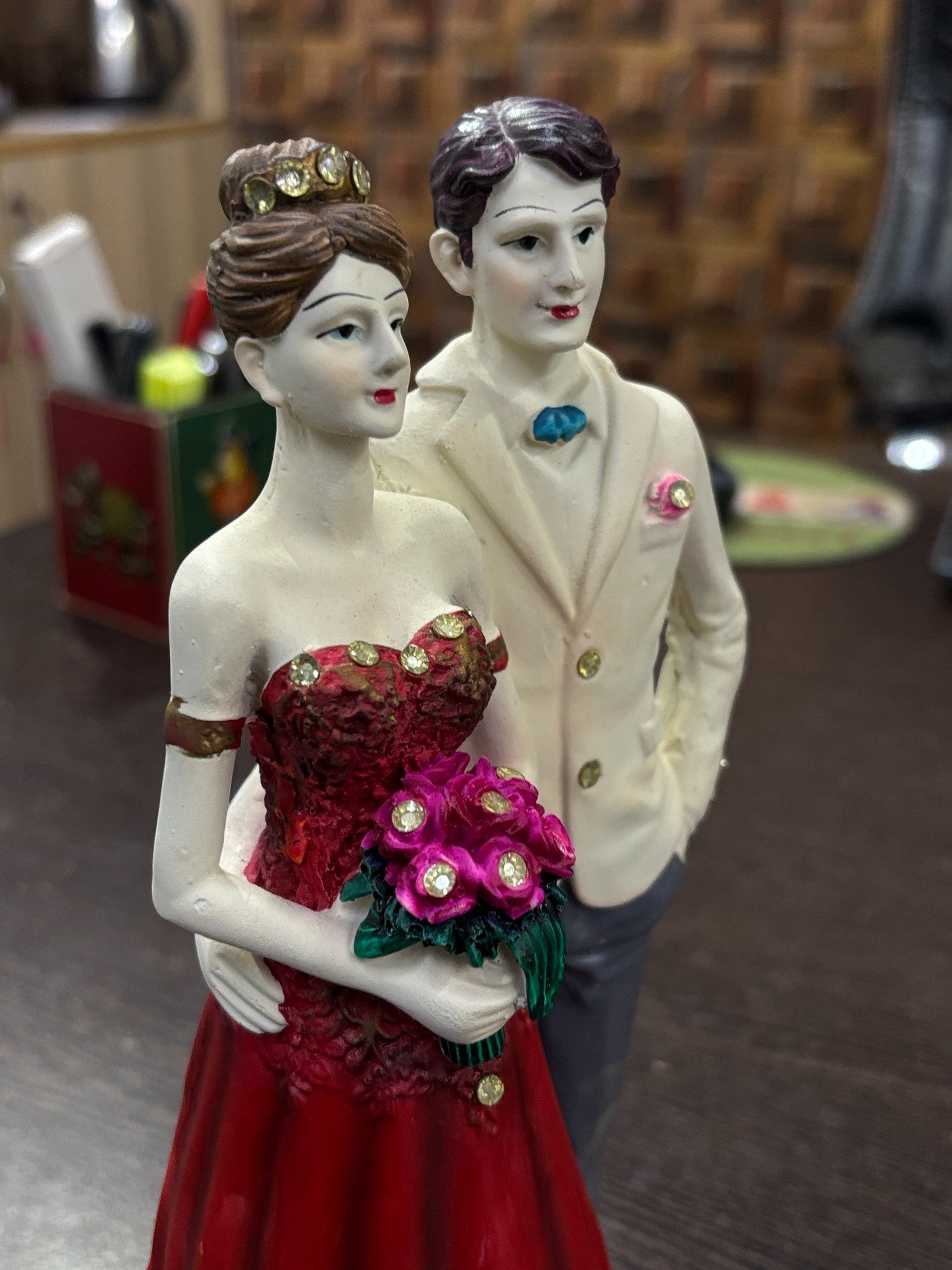 Love Couple Figurine | Romantic Resin Showpiece for Home Decoration | Perfect Gift for Anniversary, Valentine’s Day & Wedding - 10 Inch - Apkamart