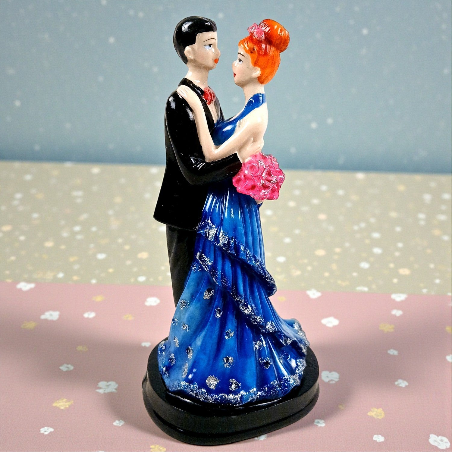 Romantic Couple Showpiece | Decorative Sculpture for Home Décor & Living Room For Love | Valentine, Anniversary & Wedding Gift for Her & Him - 9 Inch - Apkamart